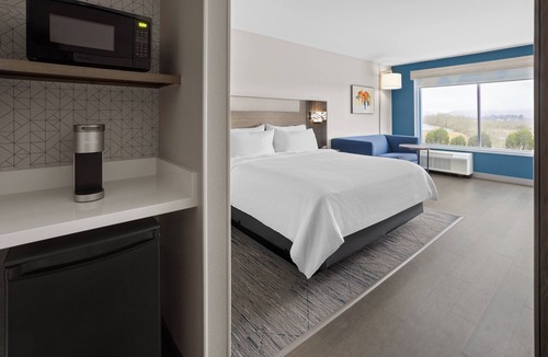 Waynesboro Hotel | Holiday Inn Express & Suites Waynesboro East by IHG