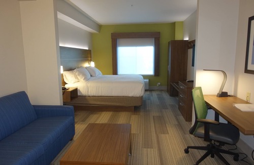 Brentwood Hotel | Holiday Inn Express & Suites Brentwood by IHG