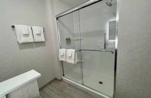 Fort Smith Hotel | Holiday Inn Express & Suites - Ft. Smith - Airport by IHG