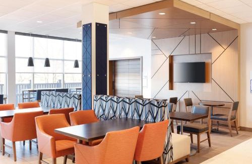 Lexington Hotel | Holiday Inn Express & Suites Lexington South by IHG