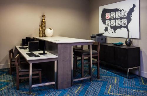 Litchfield Hotel | Holiday Inn Express & Suites Litchfield by IHG