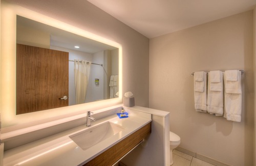 Remington Hotel | Holiday Inn Express & Suites Remington by IHG