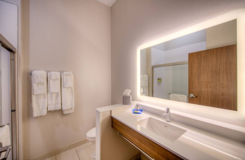 Remington Hotel | Holiday Inn Express & Suites Remington by IHG