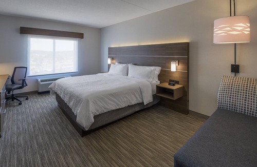 North Bay Hotel | Holiday Inn Express & Suites North Bay by IHG
