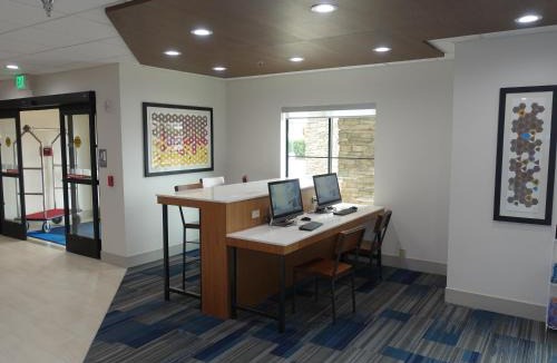 Brentwood Hotel | Holiday Inn Express & Suites Brentwood