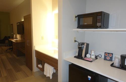 Brentwood Hotel | Holiday Inn Express & Suites Brentwood