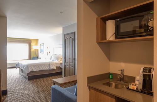 Jamestown Hotel | Holiday Inn Express & Suites Jamestown by IHG