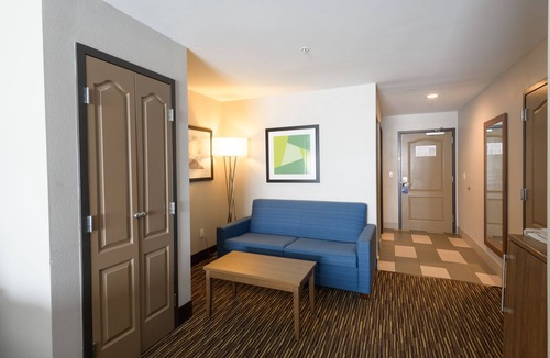 Jamestown Hotel | Holiday Inn Express & Suites Jamestown by IHG