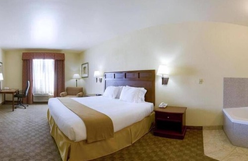 Levelland Hotel | Holiday Inn Express & Suites Levelland by IHG