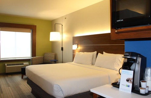 South Arlington Hotel | Holiday Inn Express & Suites Mansfield by IHG