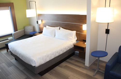 South Arlington Hotel | Holiday Inn Express & Suites Mansfield by IHG