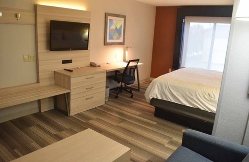 McPherson Hotel | Holiday Inn Express & Suites McPherson by IHG