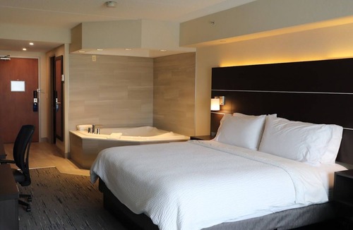 Airport Road Business Centre Hotel | Holiday Inn Express & Suites Brampton by IHG