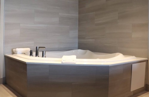 Airport Road Business Centre Hotel | Holiday Inn Express & Suites Brampton by IHG