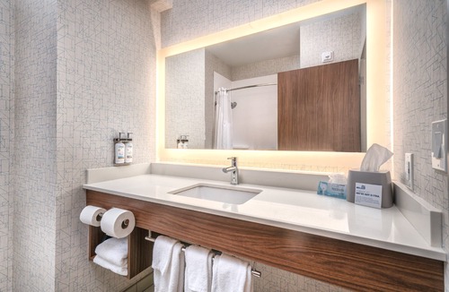 Brandon Hotel | Holiday Inn Express & Suites Brandon by IHG
