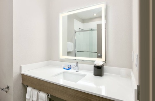 Beeville Hotel | Holiday Inn Express Suites Beeville by IHG