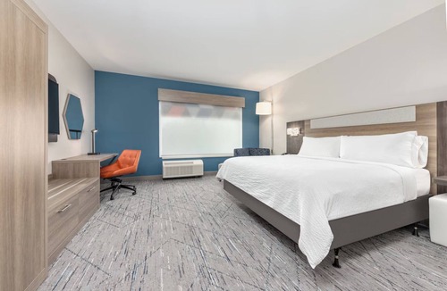 Beeville Hotel | Holiday Inn Express Suites Beeville by IHG