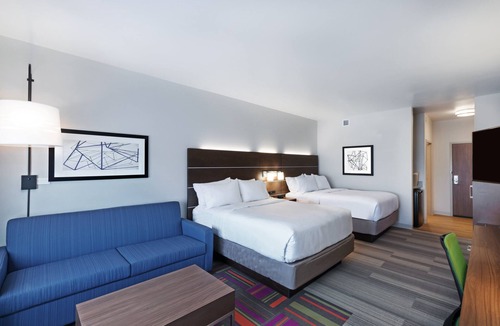 Chanute Hotel | Holiday Inn Express & Suites Chanute by IHG