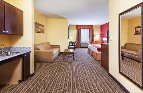 Cleveland Hotel | Holiday Inn Express & Suites Cleveland by IHG