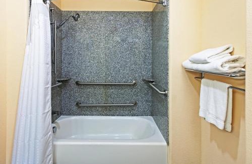 Cleveland Hotel | Holiday Inn Express & Suites Cleveland by IHG