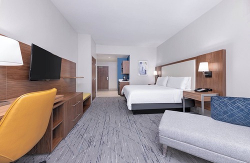 Braeswood Place Hotel | Holiday Inn Express & Suites Houston S - Medical Ctr Area by IHG