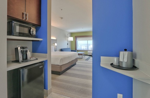 Northeast Houston Hotel | Holiday Inn Express & Suites Houston East - Beltway 8 by IHG