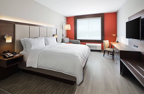 North Overton Hotel | Holiday Inn Express & Suites Lubbock Central - Univ Area by IHG