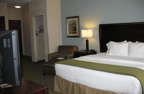 Pittsburg Hotel | Holiday Inn Express & Suites Pittsburg by IHG