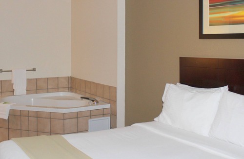 Plainview Hotel | Holiday Inn Express & Suites Plainview by IHG