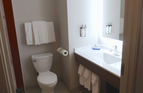 Waukegan Hotel | Holiday Inn Express & Suites Waukegan by IHG