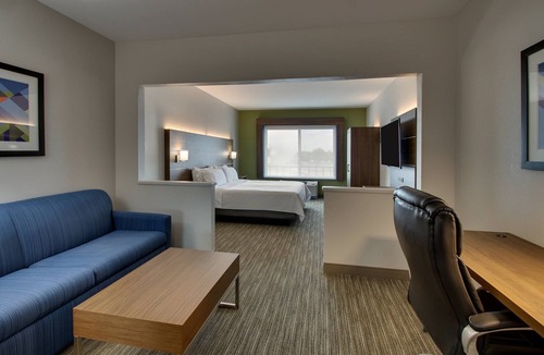 Waukegan Hotel | Holiday Inn Express & Suites Waukegan by IHG