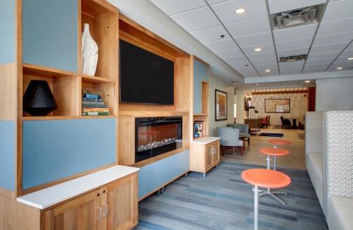 Aurora Hotel | Holiday Inn Express & Suites Aurora - Naperville by IHG