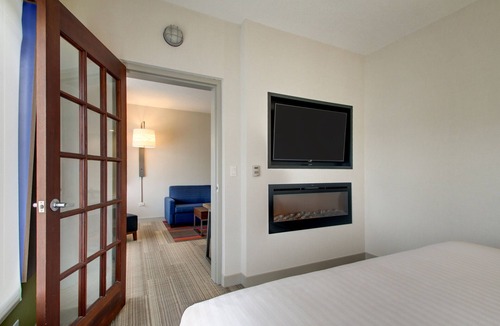 Aurora Hotel | Holiday Inn Express & Suites Aurora - Naperville by IHG