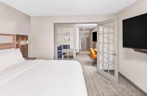 Normal Hotel | Holiday Inn Express & Suites Bloomington - Normal by IHG