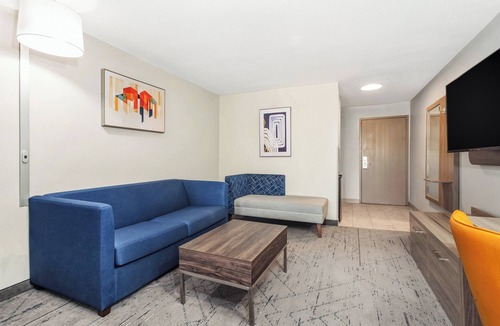 Normal Hotel | Holiday Inn Express & Suites Bloomington - Normal by IHG