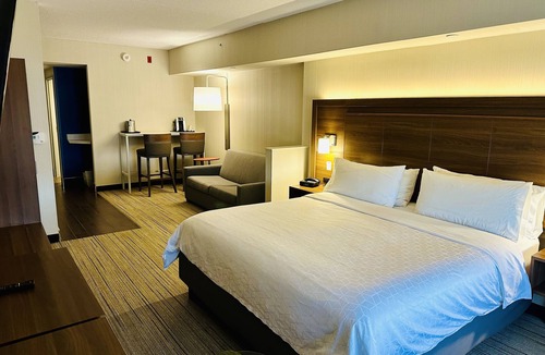 Milton Hotel | Holiday Inn Express & Suites Milton by IHG
