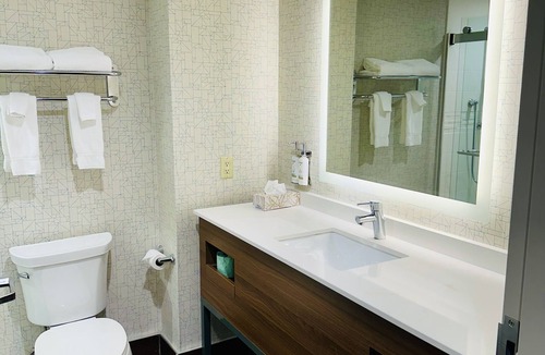Milton Hotel | Holiday Inn Express & Suites Milton by IHG