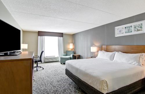 Oshawa Hotel | Holiday Inn Express & Suites Oshawa Downtown - Toronto Area by IHG
