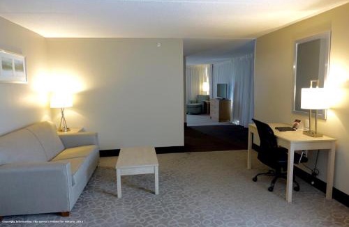 Oshawa Hotel | Holiday Inn Express & Suites Oshawa Downtown - Toronto Area by IHG