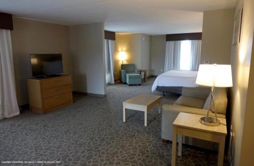 Oshawa Hotel | Holiday Inn Express & Suites Oshawa Downtown - Toronto Area by IHG
