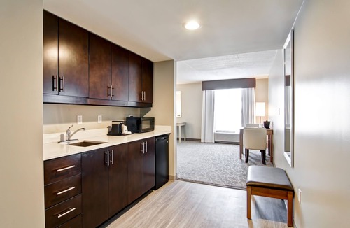 Oshawa Hotel | Holiday Inn Express & Suites Oshawa Downtown - Toronto Area by IHG