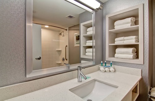 Oshawa Hotel | Holiday Inn Express & Suites Oshawa Downtown - Toronto Area by IHG