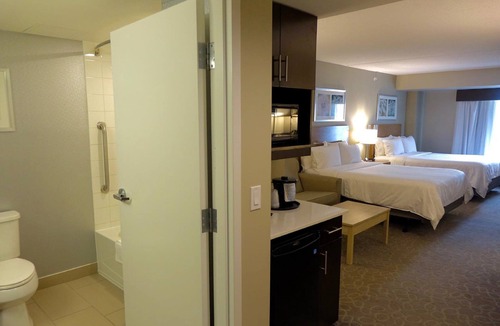 Oshawa Hotel | Holiday Inn Express & Suites Oshawa Downtown - Toronto Area by IHG