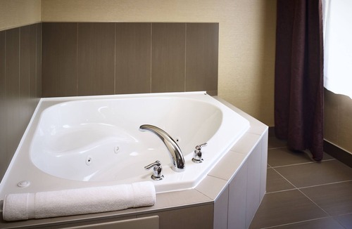 Timmins Hotel | Holiday Inn Express & Suites Timmins by IHG
