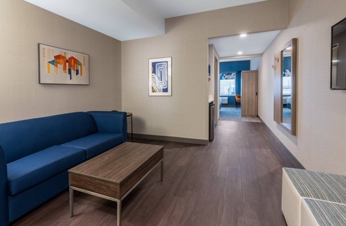 Vaughan Hotel | Holiday Inn Express & Suites Vaughan-Southwest by IHG
