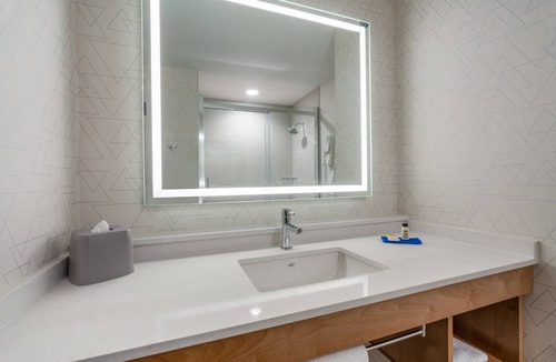 Vaughan Hotel | Holiday Inn Express & Suites Vaughan-Southwest by IHG