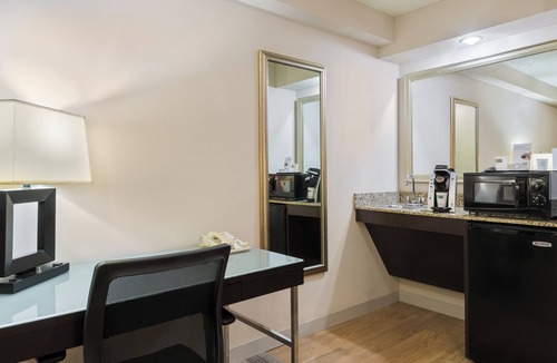 Ludlam Hotel | Holiday Inn Express & Suites Kendall East Miami by IHG