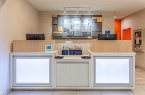 O'Fallon Hotel | Holiday Inn Express & Suites O'Fallon-Shiloh by IHG