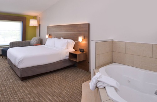 Omaha Hotel | Holiday Inn Express & Suites Omaha - 120th and Maple by IHG