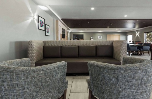 Regina Hotel | Holiday Inn Express & Suites Regina-South by IHG